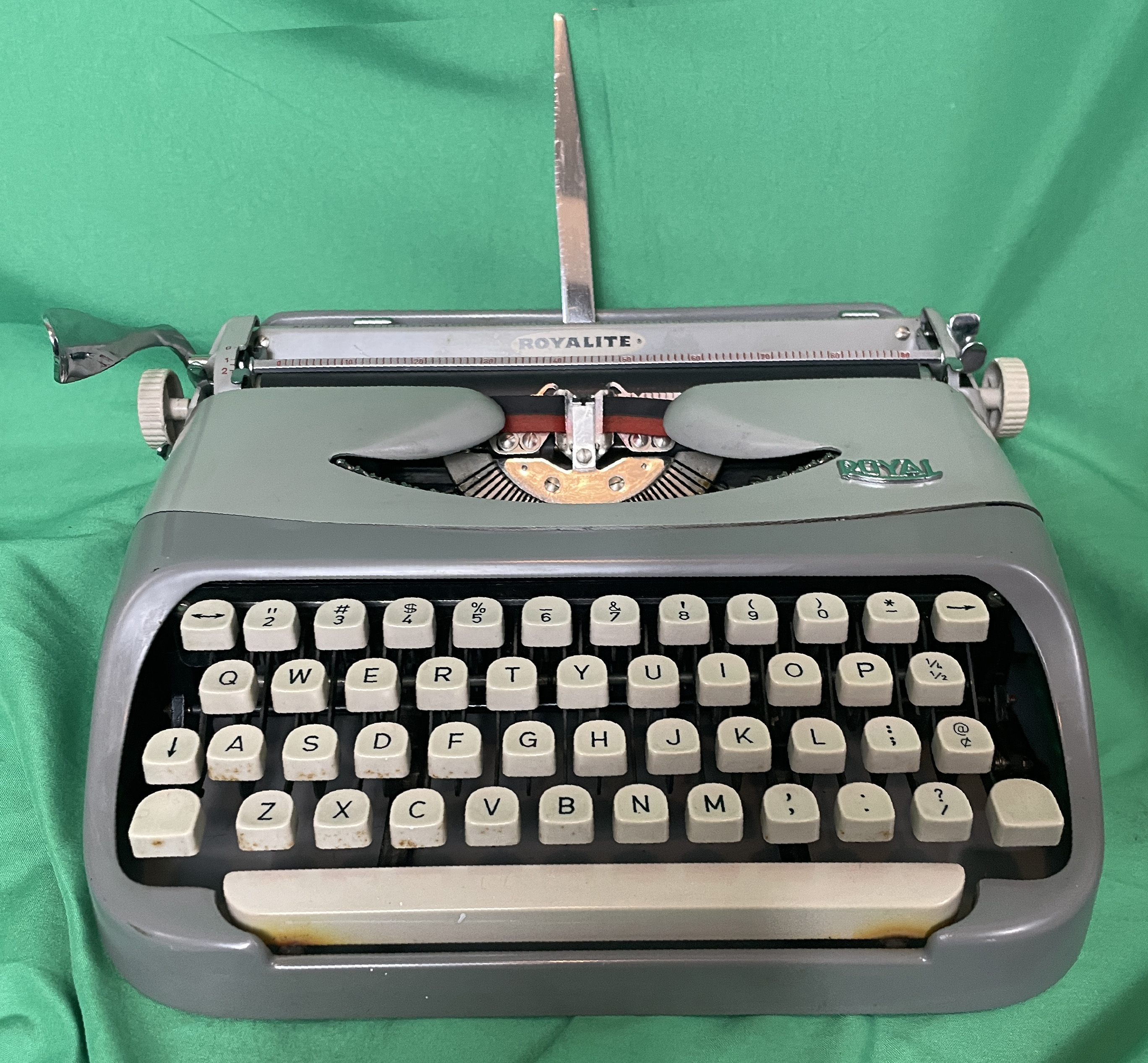 1960 Royal Royalite Portable Typewriter (made in Holland)